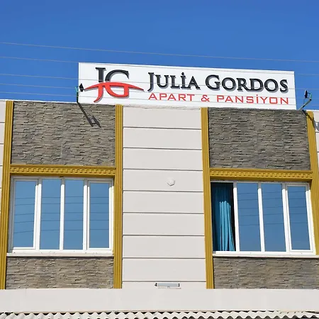 Julia Gordos *