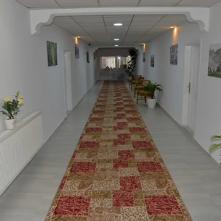 Julia Gordos Aparthotel *